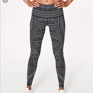 EUC lululemon Wunder unders , size 6